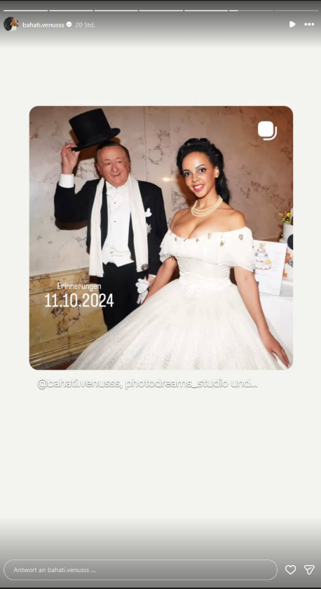 Richard Lugner und Bahati Venus posieren gemeinsam für ein Foto. Das ehemalige Lugner-Tierchen erinnert mit einer Instagram-Story an den 94. Geburtstag des verstorbenen Baumeisters.