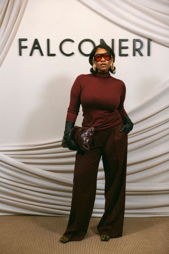 Rose May Alaba beim exklusiven Falconeri-Dinner mit Victoria Swarovski in Wien 2026. Die Sängerin trägt ein dunkelrotes Outfit mit Sonnenbrille, goldenen Ohrringen und schwarzen Handschuhen.