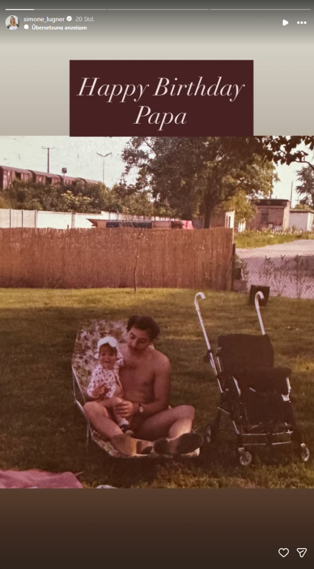 Simone Lugner teilt auf Instagram ein seltenes Kindheitsfoto mit ihrem Papa. Dazu schreibt sie den liebevollen Geburtstagsgruß „Happy Birthday Papa“.