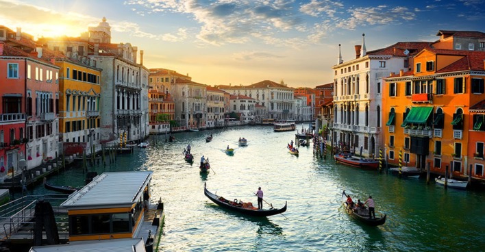 Boote und Sonnenuntergang in Venedig