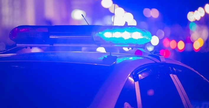 Polizeiauto mit eingeschaltetem Blaulicht