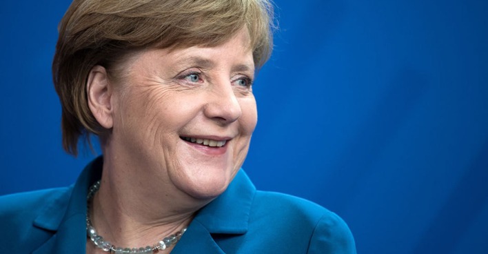 Portrait von Merkel mit blauem Blazer
