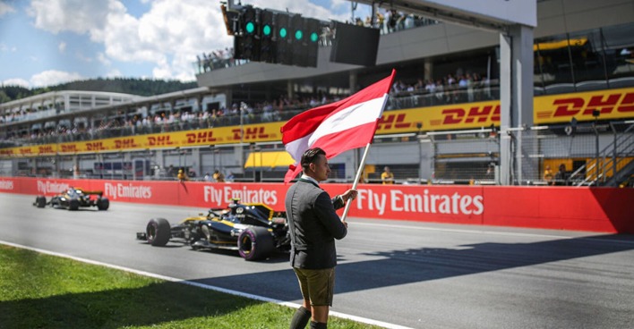 Andreas Gabalier schwenkt die Österreich-Flagge beim GP in Spielberg