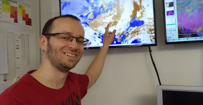 Meteorologe Christian Ortner (ZAMG Salzburg) behält den Himmel im Auge.