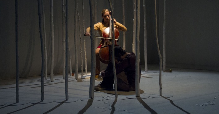 Genreübergreifende Performance mit Schauspiel, Musik, Chor und Fotografie