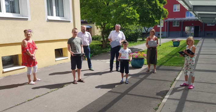 Menschen im Freien, Laptops in der Hand