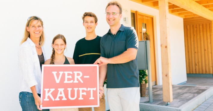 Familie verkauft Haus