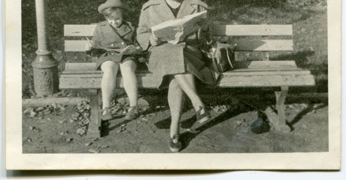 Kind und Frau lesen Zeitung – ca. 1950er Jahre