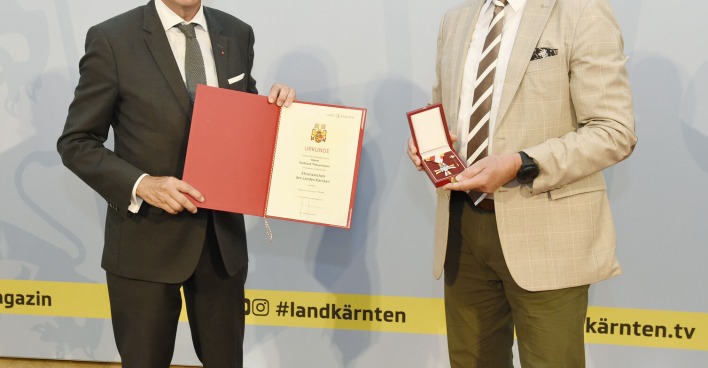 Ehrenzeichen für D. Theuermann | Credit: Fritz-Press