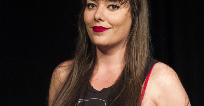 Porträt der Wiener Poetry Slammerin Yasmin Hafedh.
