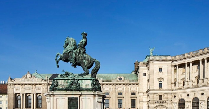Die Reiter Statue am Heldenplatz vor der Wiener Hofburg.