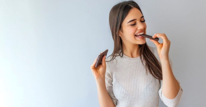 Frau beim Naschen | Credit: iStock.com/dragana991