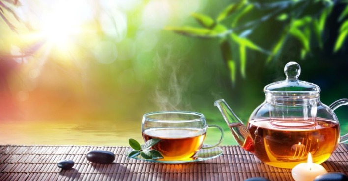 Gläserne Kanne mit schwarzem Tee | Credit: iStock.com/RomoloTavani
