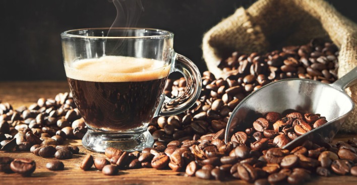 Tasse heißer Kaffee aus frischen Bohnen