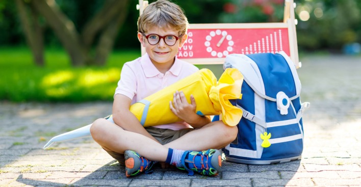 Kind mit Schultüte | Credit: romrodinka/Getty Images/iStockphoto