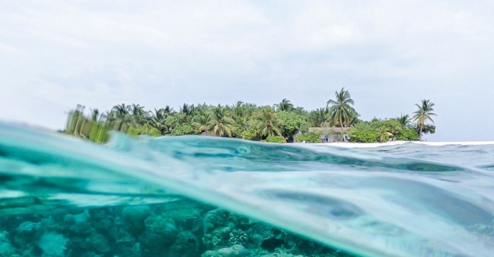 Blaues Meer und Blick auf eine typische Schatzinsel mit weißem Sand
