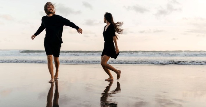 Liebespaar am Strand | Credit: iStock.com/Margaryta Basarab