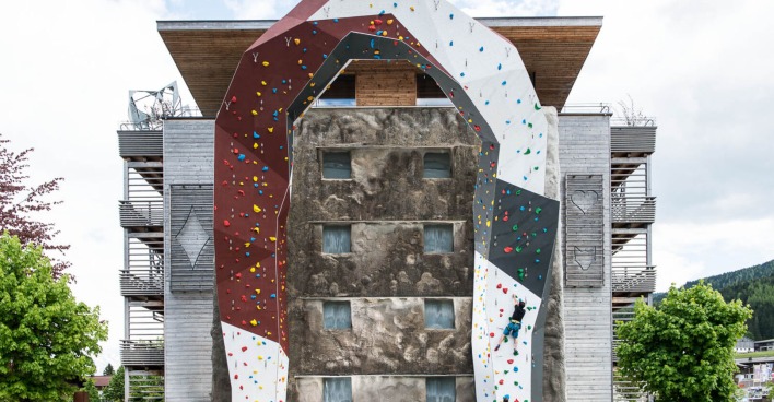 15 Meter hohe Kletterwand in Leogang | Credit: Hotel Salzburger Hof Leogang