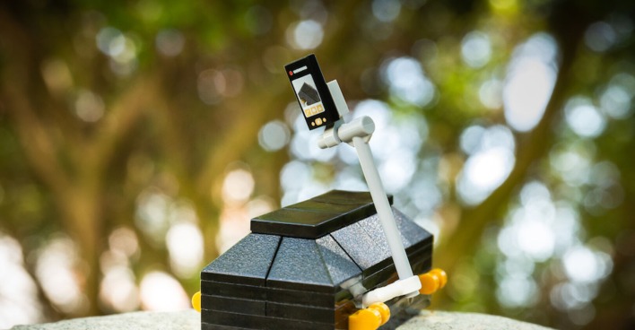 Ein Sarg aus Lego mit einem Selfiestick an der Seite
