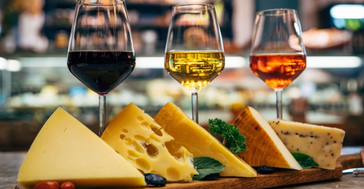 Weingläser und Käse bilden ein Genussduett