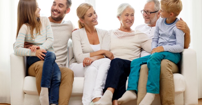 Großfamilie auf der Couch