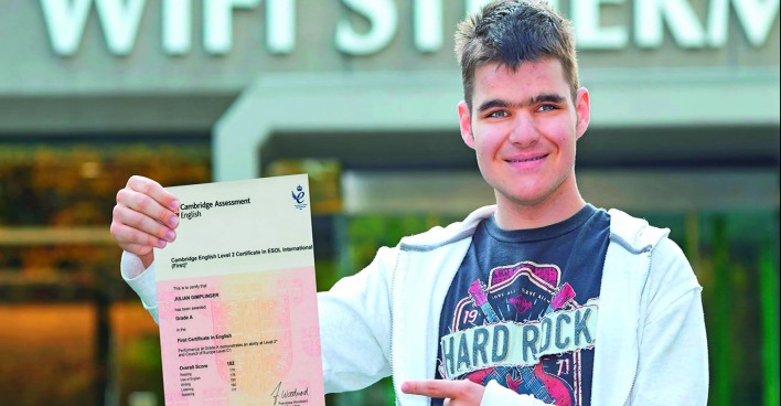 Julian Gimplinger präsentiert sein Cambridge-Certificate vom WIFI-Steiermark.