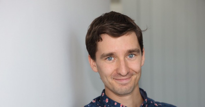 Kabarettist Clemens Maria Schreiner lächelt, Porträtfoto