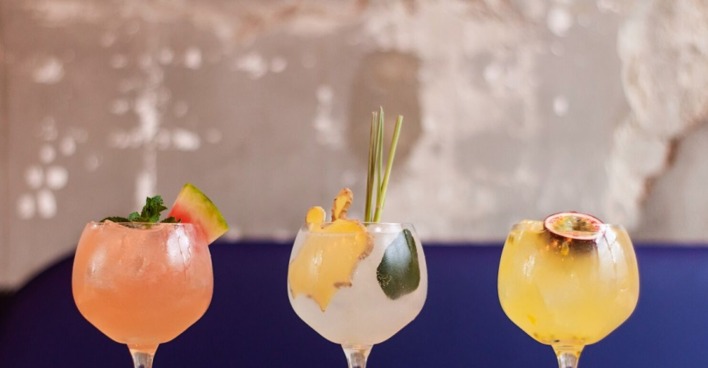 Drei volle Cocktailgläser auf einem Tisch