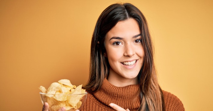 Chips gehören zum Filmabend einfach dazu | Credit: iStock.com/AaronAmat