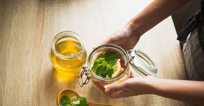 Melissentee trinken und chillen | Credit: iStock.com/Scharfsinn86