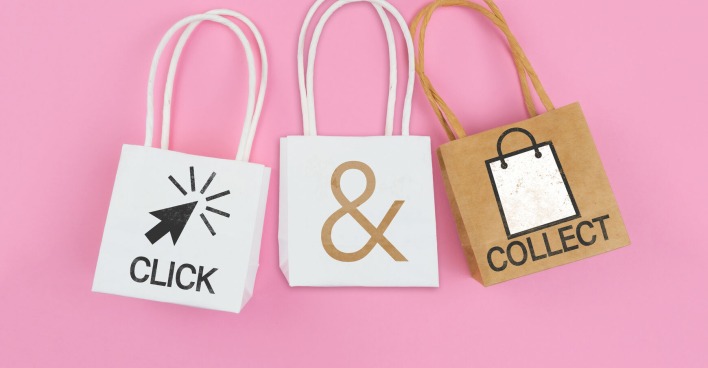 Taschen auf rosa Hintergrund
