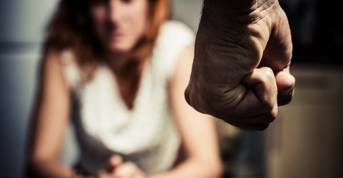 16 Tage gegen Gewalt an Frauen | Credit: iStock.com/lolostock