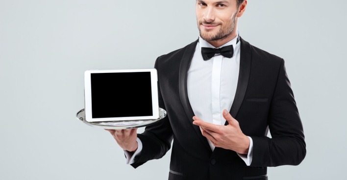 Anzugsmann mit Laptop