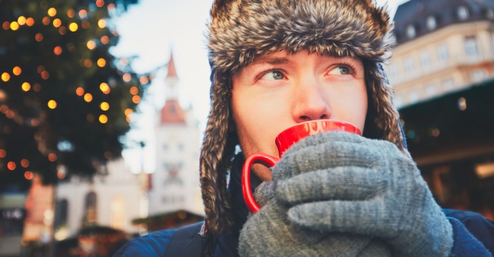 Mann trinkt Glühwein