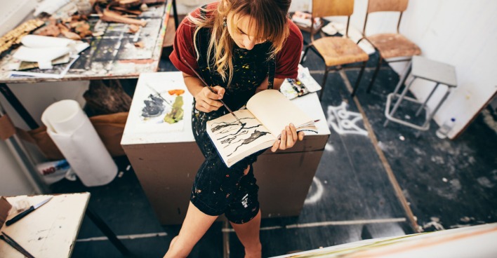 Künstlerin arbeitet im Atelier