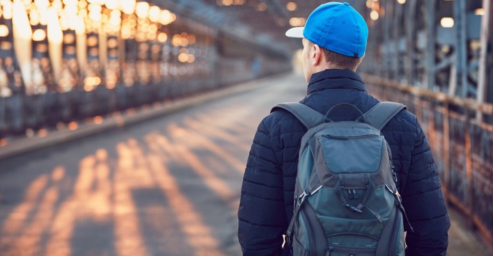 Wanderer auf einer Brücke