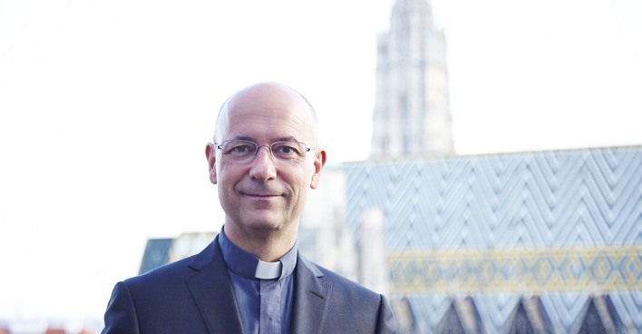 Dompfarrer Toni Faber vor dem Stephansdom