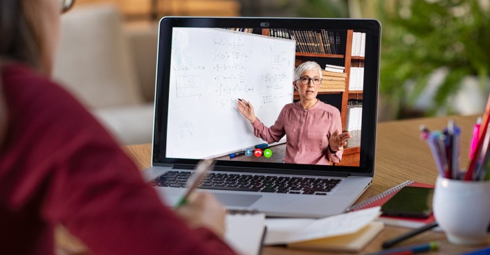 Schülerin beim Distance Learning | Credit: iStock.com/Ridofranz