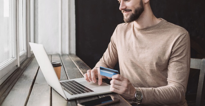 Mann kauft online ein