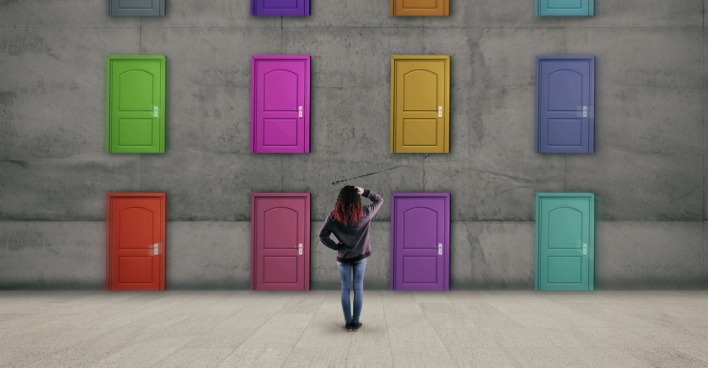 Welche Tür führt zu erfolgreicher Ausbildung &amp; Karriere? | Credit: iStock.com/ALLVISIONN