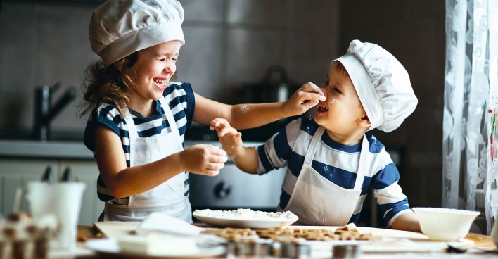 Auch Kindern macht das Kekse backen Spaß.
