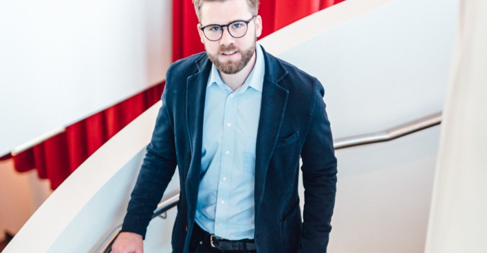 JW-Kärnten-Vorsitzender Paul Haas in einem Treppenhaus