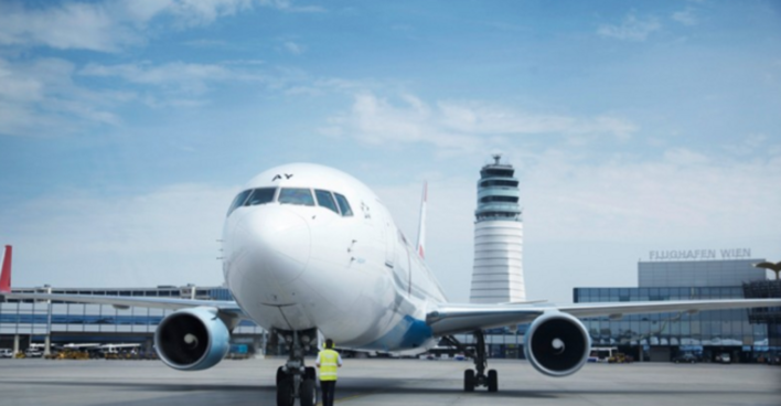 Passagierflugzeug auf dem Rollfeld, Flughafen Wien
