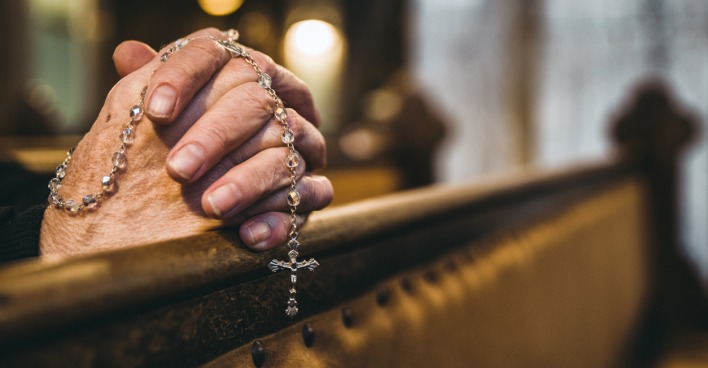 Hände zum Gebet gefaltet mit Rosenkranz | Credit: istock.com/jarino47