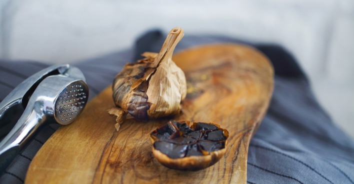 Schwarzer Knoblauch mit Presse | Credit: iStock.com/petrenkod