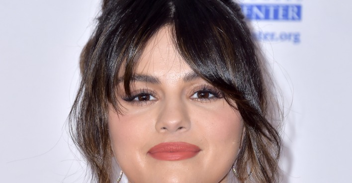 Porträt der US-Sängerin Selena Gomez mit hochgestecktem Haar