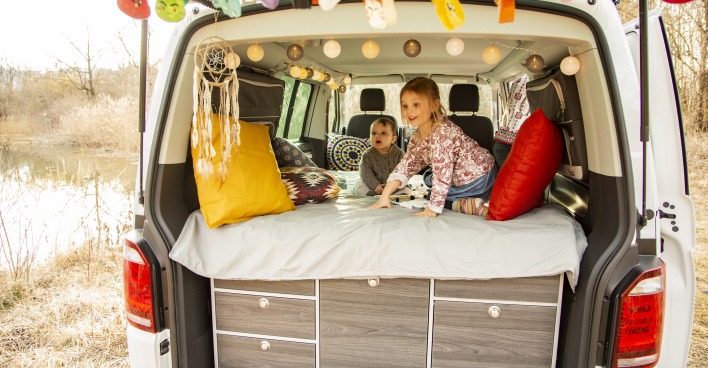 Kinder, die es sich im Camper gemütlich gemacht haben | Credit: myvanture