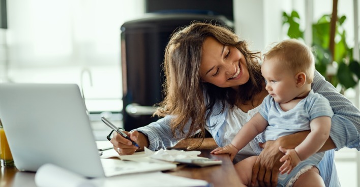 Mutter und Baby vor dem Laptop | Credit: iStock.com/Drazen Zigic