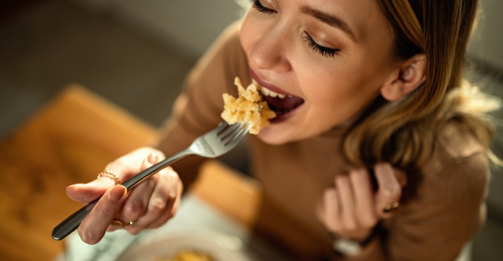 Frau genießt ihr Essen | Credit: iStock.com/Drazen Zigic