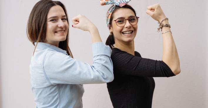 Zwei starke Frauen | Credit: iStock.com/burakkarademir